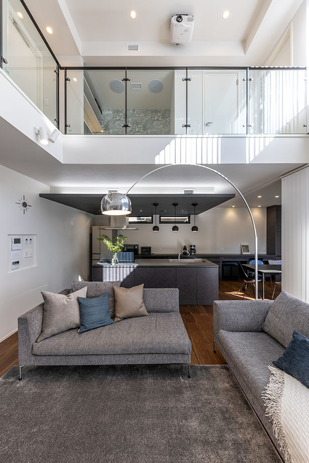 三菱地所ホーム タイルやウォルナットなど、多彩な素材が溶け合う上質な佇まい。映像を投影できる吹抜けで暮らしを愉しむの建築実例画像4