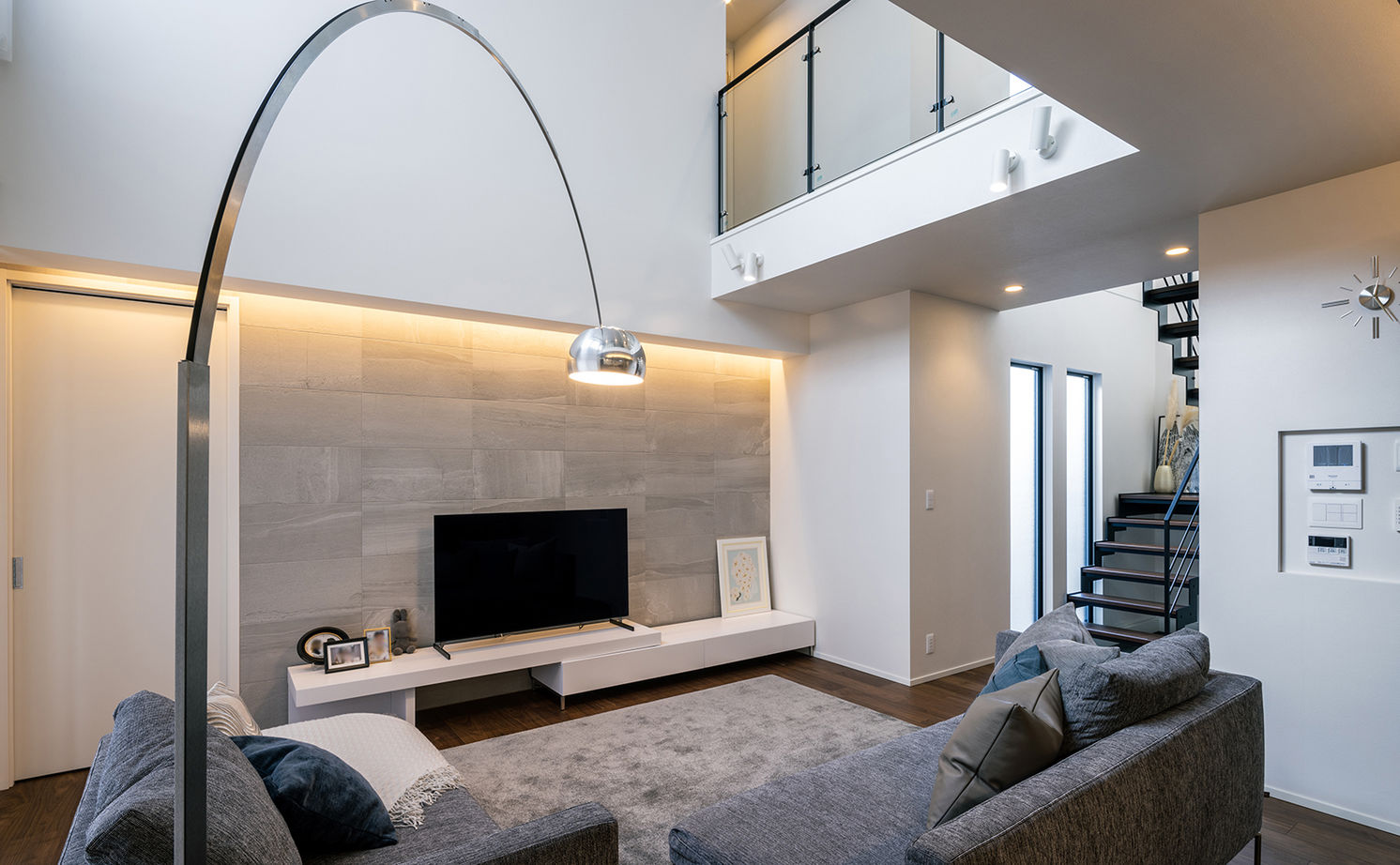 三菱地所ホーム タイルやウォルナットなど、多彩な素材が溶け合う上質な佇まい。映像を投影できる吹抜けで暮らしを愉しむの建築実例画像5