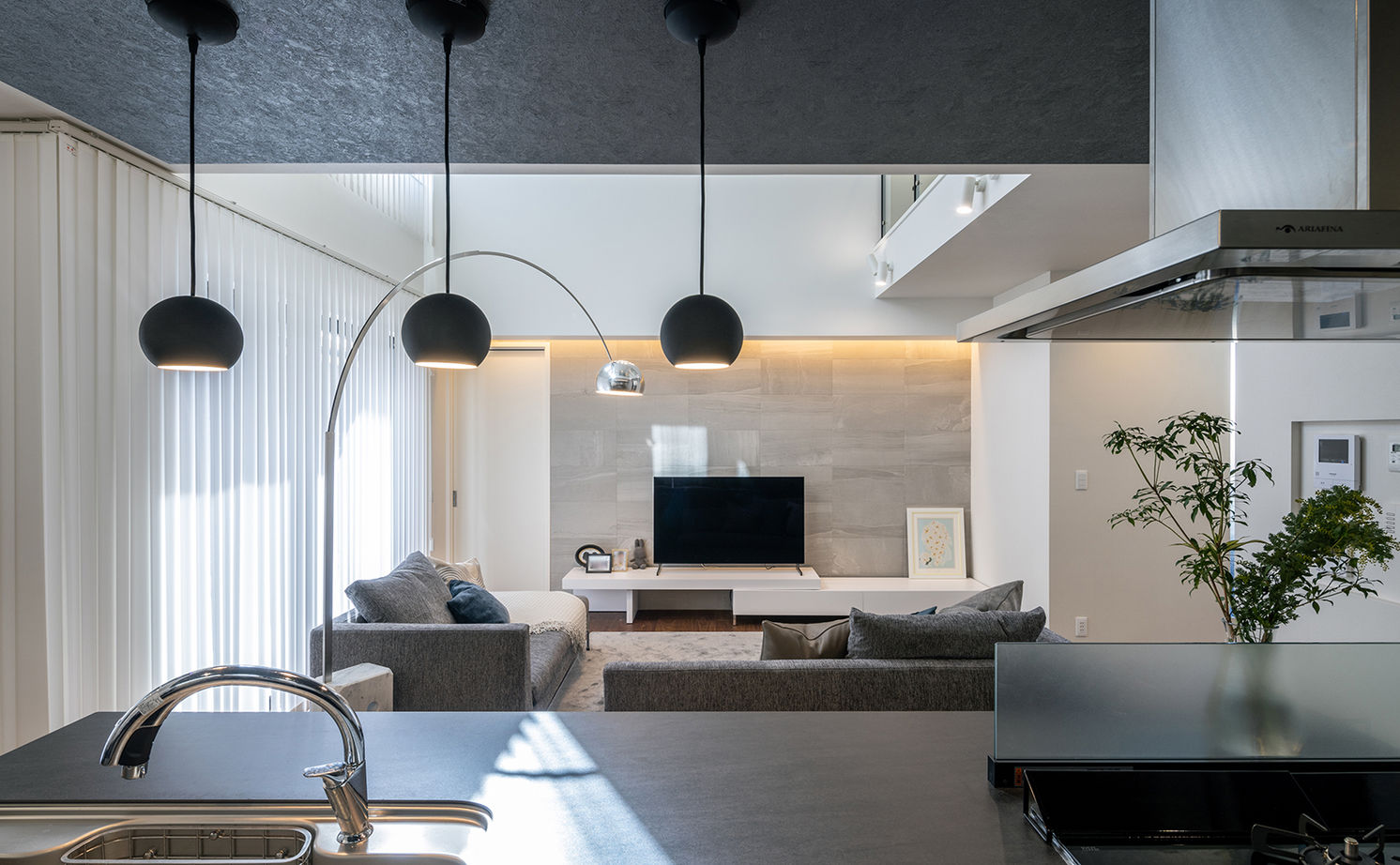 三菱地所ホーム タイルやウォルナットなど、多彩な素材が溶け合う上質な佇まい。映像を投影できる吹抜けで暮らしを愉しむの建築実例画像6