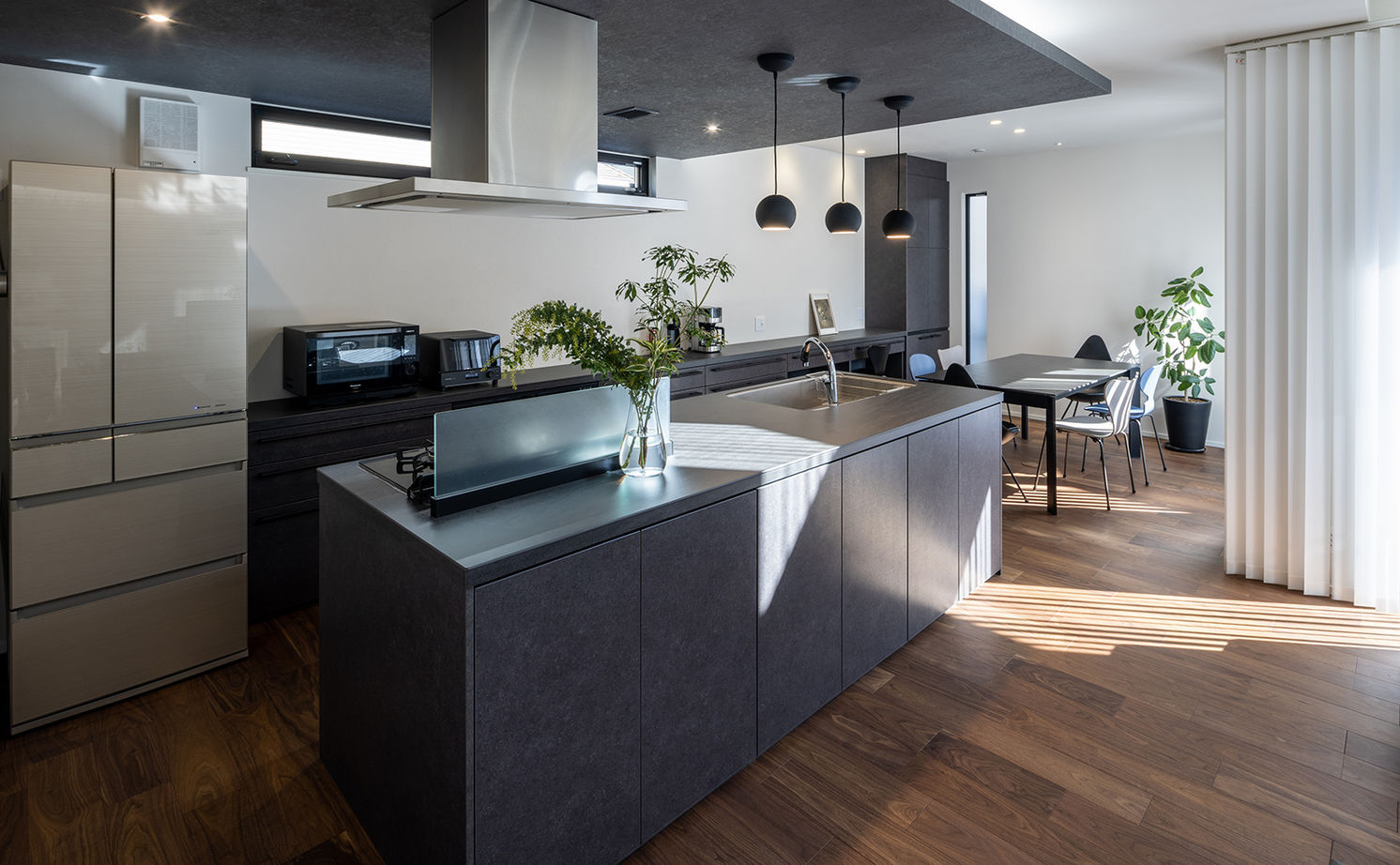 三菱地所ホーム タイルやウォルナットなど、多彩な素材が溶け合う上質な佇まい。映像を投影できる吹抜けで暮らしを愉しむの建築実例画像7