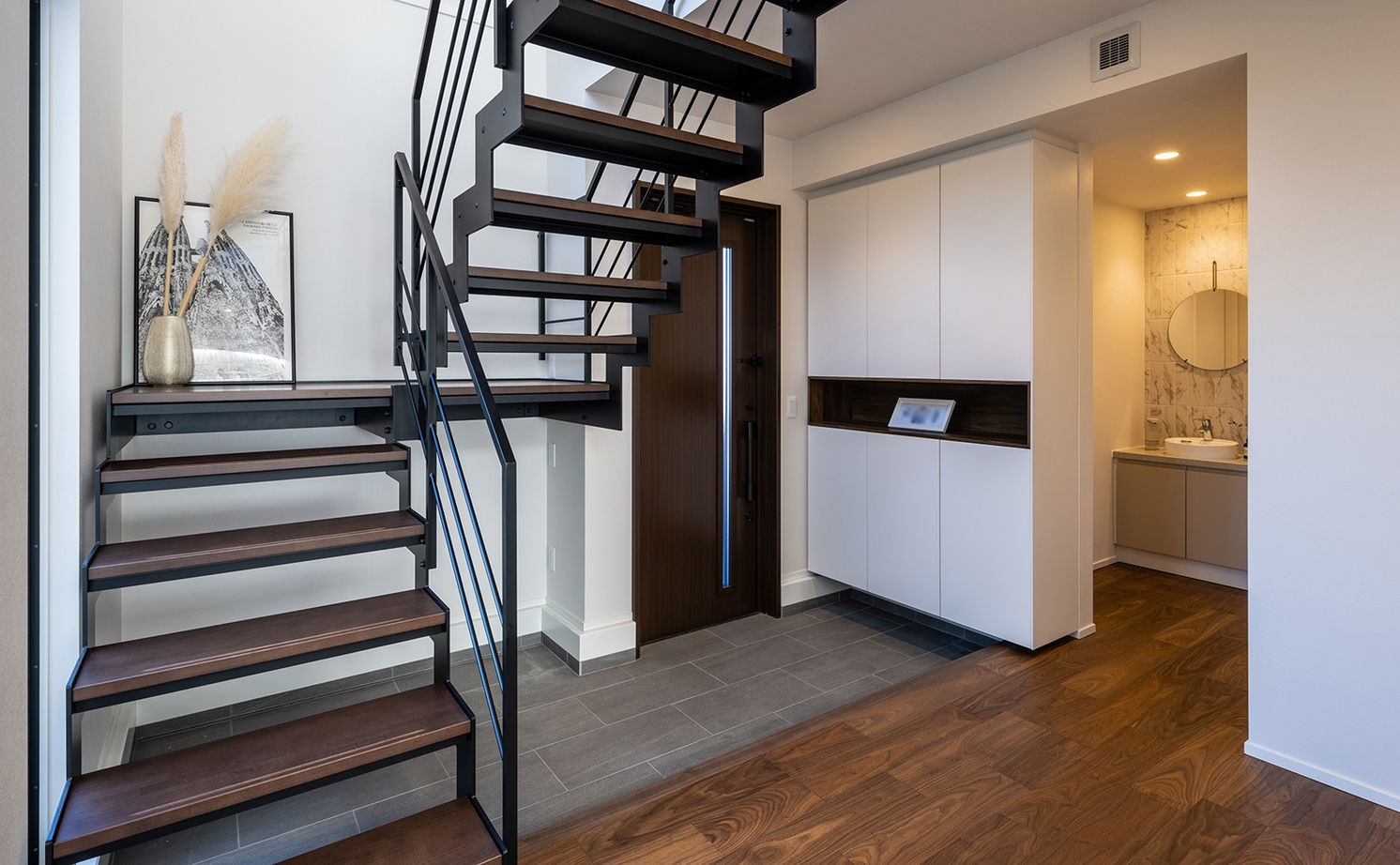 三菱地所ホーム タイルやウォルナットなど、多彩な素材が溶け合う上質な佇まい。映像を投影できる吹抜けで暮らしを愉しむの建築実例画像8