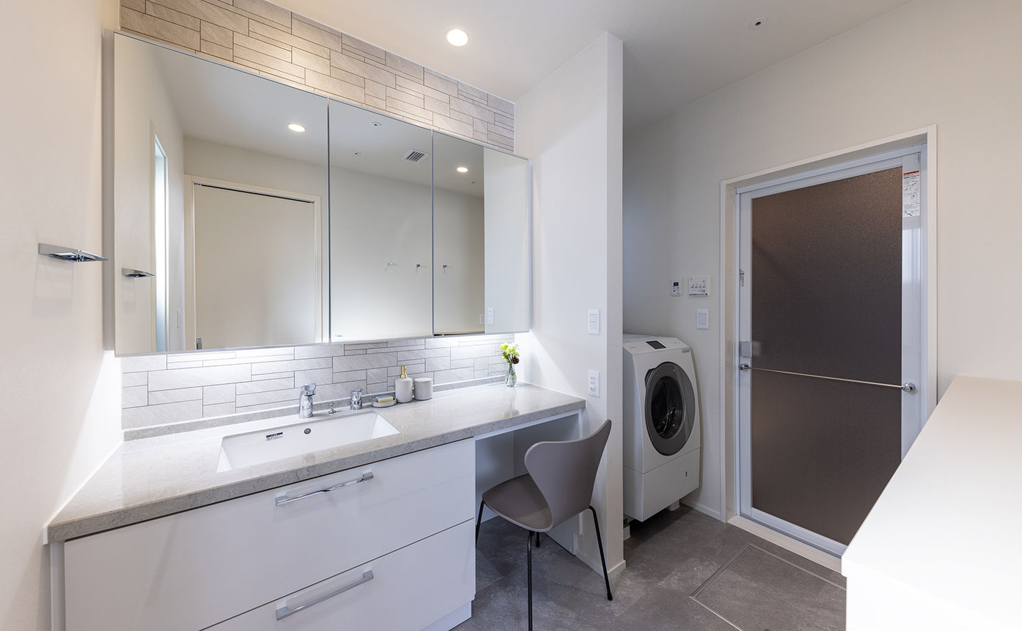 三菱地所ホーム タイルやウォルナットなど、多彩な素材が溶け合う上質な佇まい。映像を投影できる吹抜けで暮らしを愉しむの建築実例画像9