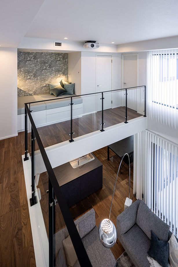 三菱地所ホーム タイルやウォルナットなど、多彩な素材が溶け合う上質な佇まい。映像を投影できる吹抜けで暮らしを愉しむの建築実例画像10