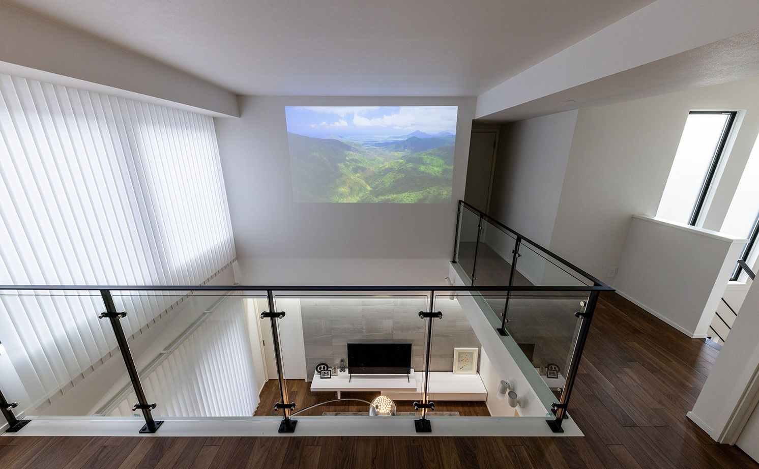 三菱地所ホーム タイルやウォルナットなど、多彩な素材が溶け合う上質な佇まい。映像を投影できる吹抜けで暮らしを愉しむの建築実例画像11