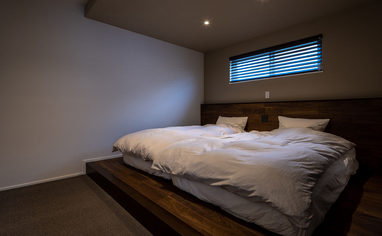 三菱地所ホーム タイルやウォルナットなど、多彩な素材が溶け合う上質な佇まい。映像を投影できる吹抜けで暮らしを愉しむの建築実例画像13