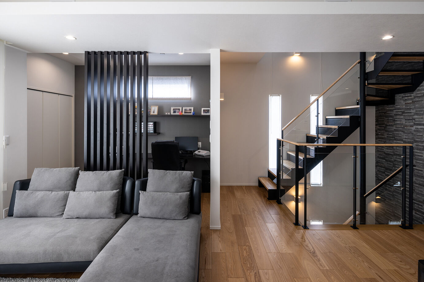 三菱地所ホーム 3階まで繋がる鉄骨階段の造形美。シックで落ち着くモダンインテリアに包まれて暮らすの建築実例画像4