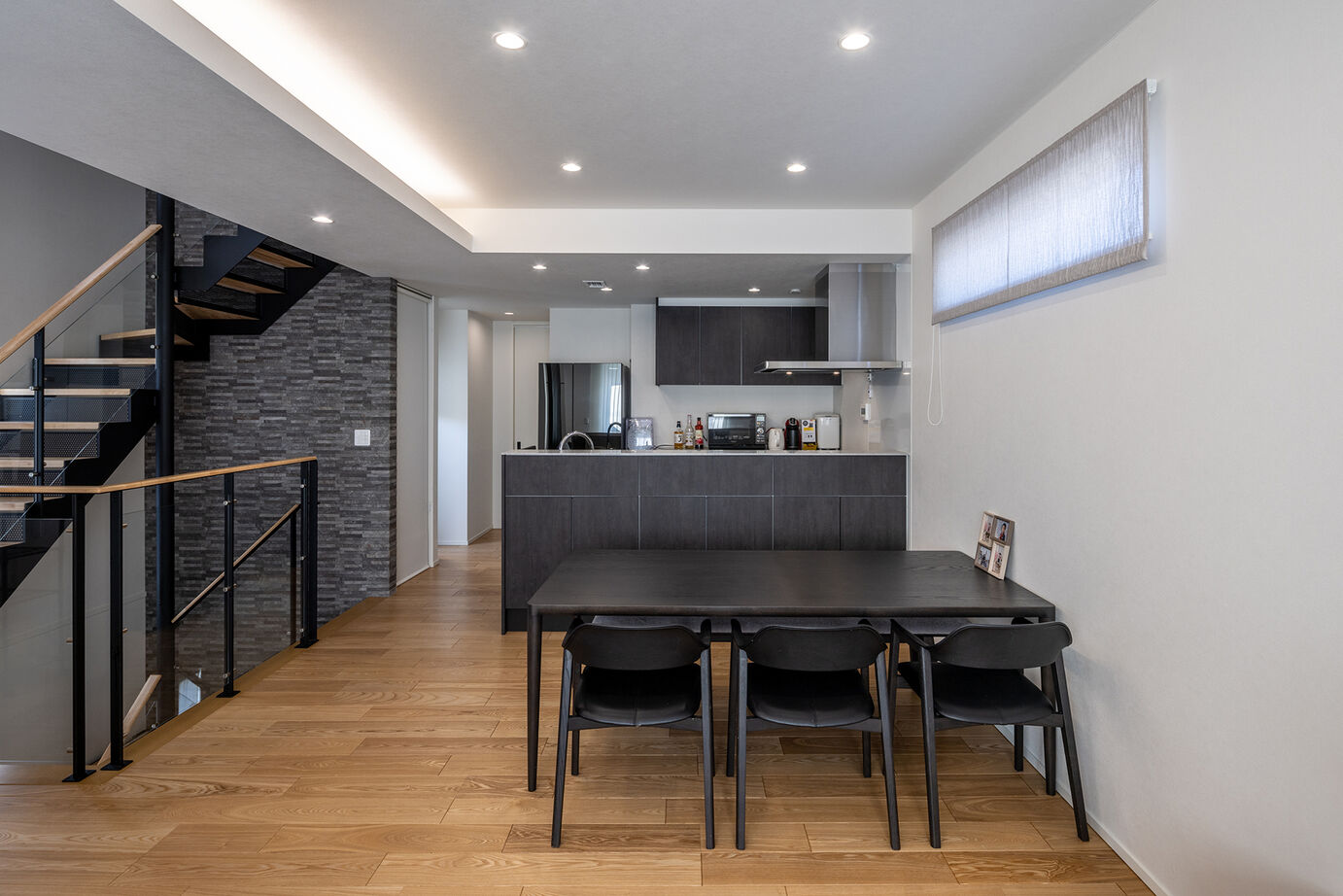 三菱地所ホーム 3階まで繋がる鉄骨階段の造形美。シックで落ち着くモダンインテリアに包まれて暮らすの建築実例画像6