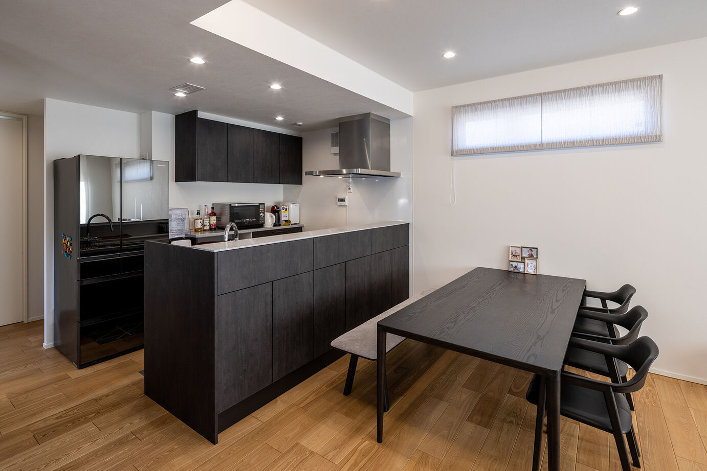 三菱地所ホーム 3階まで繋がる鉄骨階段の造形美。シックで落ち着くモダンインテリアに包まれて暮らすの建築実例画像7