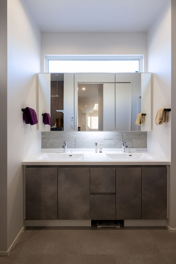 三菱地所ホーム 3階まで繋がる鉄骨階段の造形美。シックで落ち着くモダンインテリアに包まれて暮らすの建築実例画像8