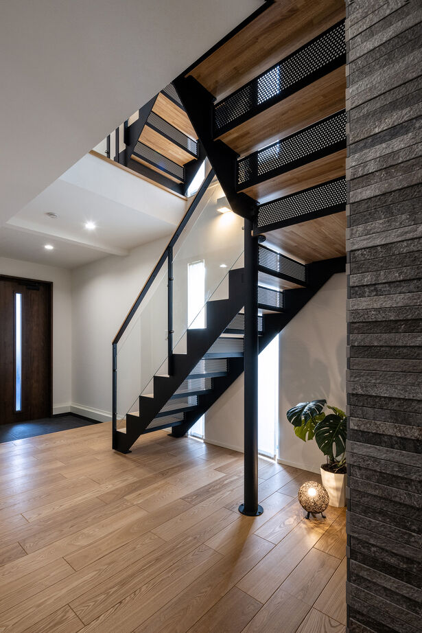 三菱地所ホーム 3階まで繋がる鉄骨階段の造形美。シックで落ち着くモダンインテリアに包まれて暮らすの建築実例画像9