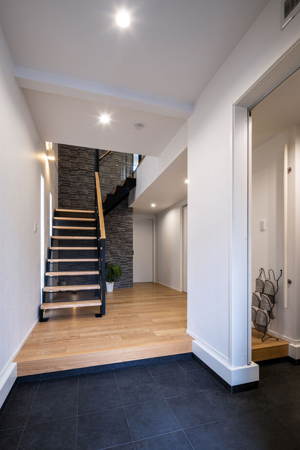 三菱地所ホーム 3階まで繋がる鉄骨階段の造形美。シックで落ち着くモダンインテリアに包まれて暮らすの建築実例画像10