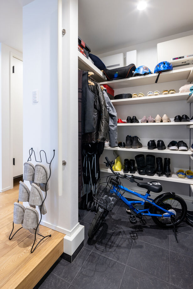 三菱地所ホーム 3階まで繋がる鉄骨階段の造形美。シックで落ち着くモダンインテリアに包まれて暮らすの建築実例画像11