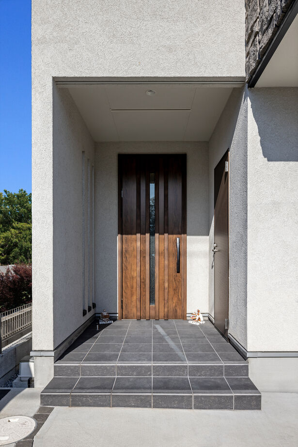 三菱地所ホーム 3階まで繋がる鉄骨階段の造形美。シックで落ち着くモダンインテリアに包まれて暮らすの建築実例画像12