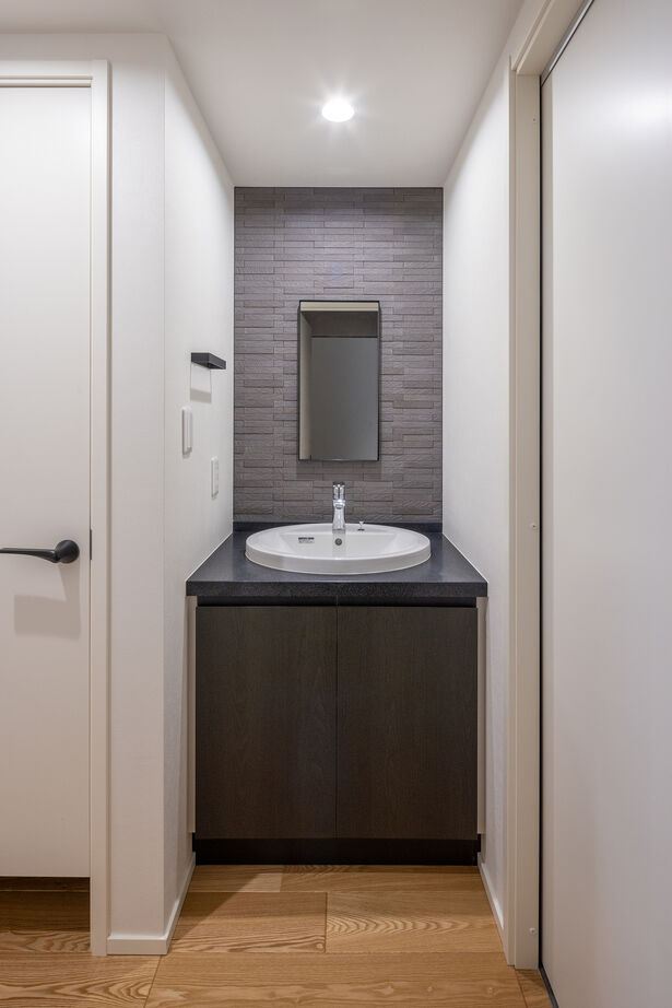 三菱地所ホーム 3階まで繋がる鉄骨階段の造形美。シックで落ち着くモダンインテリアに包まれて暮らすの建築実例画像13