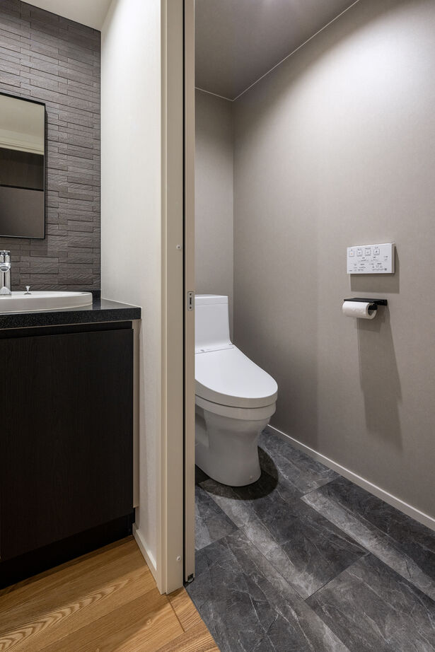 三菱地所ホーム 3階まで繋がる鉄骨階段の造形美。シックで落ち着くモダンインテリアに包まれて暮らすの建築実例画像14