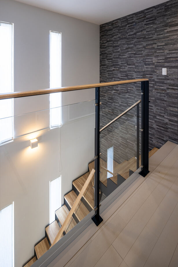三菱地所ホーム 3階まで繋がる鉄骨階段の造形美。シックで落ち着くモダンインテリアに包まれて暮らすの建築実例画像15