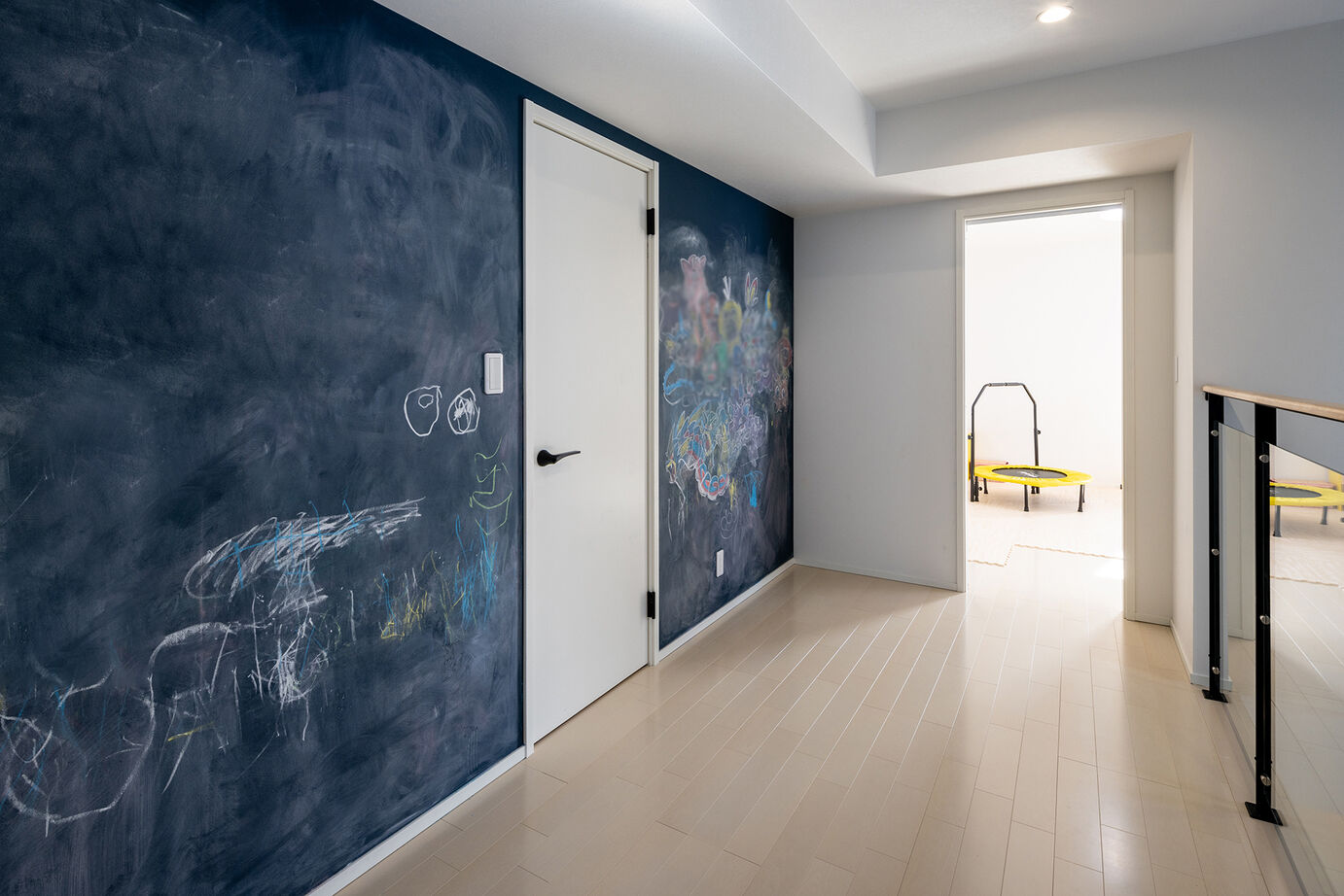 三菱地所ホーム 3階まで繋がる鉄骨階段の造形美。シックで落ち着くモダンインテリアに包まれて暮らすの建築実例画像16