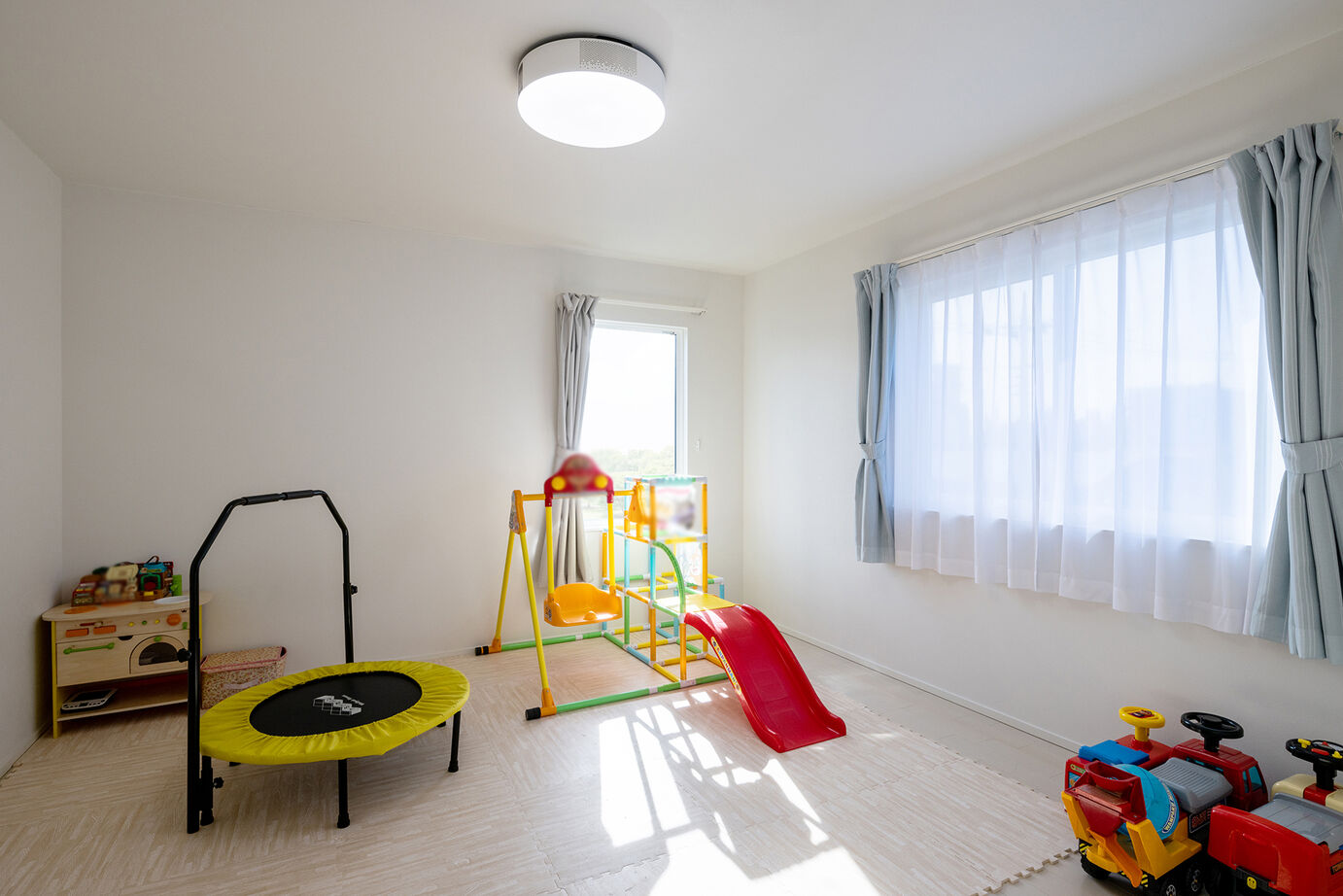 三菱地所ホーム 3階まで繋がる鉄骨階段の造形美。シックで落ち着くモダンインテリアに包まれて暮らすの建築実例画像17