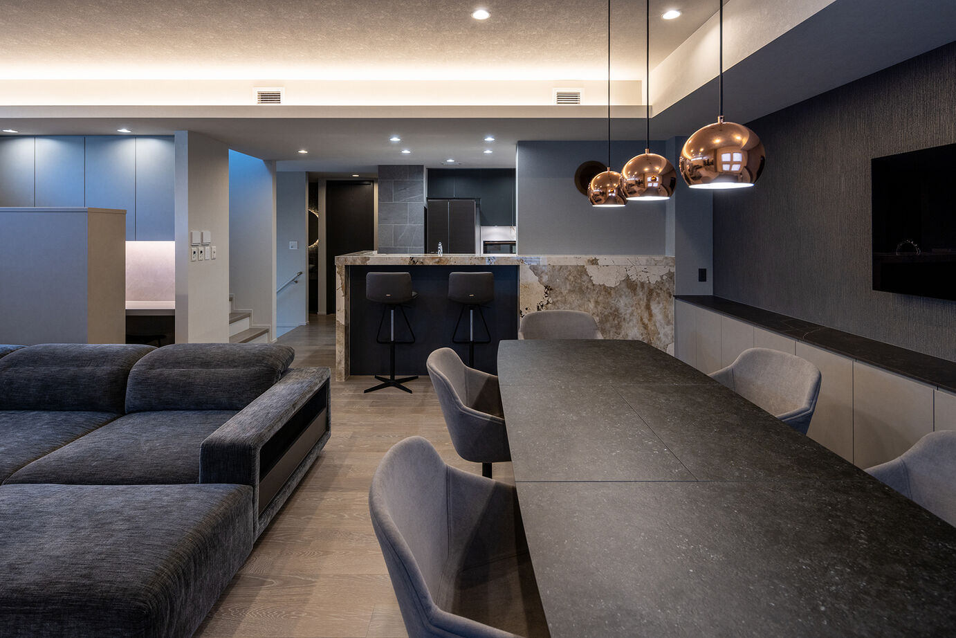 三菱地所ホーム 光、影の空間演出。技術と美が魅了する、都市の屋上付き3階建てのガレージ付き邸宅の建築実例画像2