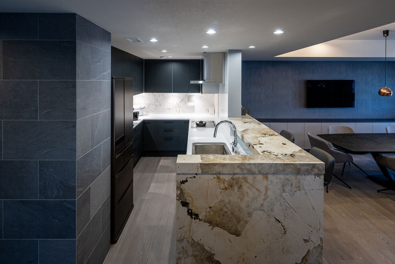 三菱地所ホーム 光、影の空間演出。技術と美が魅了する、都市の屋上付き3階建てのガレージ付き邸宅の建築実例画像3