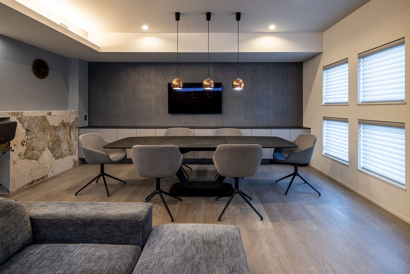 三菱地所ホーム 光、影の空間演出。技術と美が魅了する、都市の屋上付き3階建てのガレージ付き邸宅の建築実例画像4