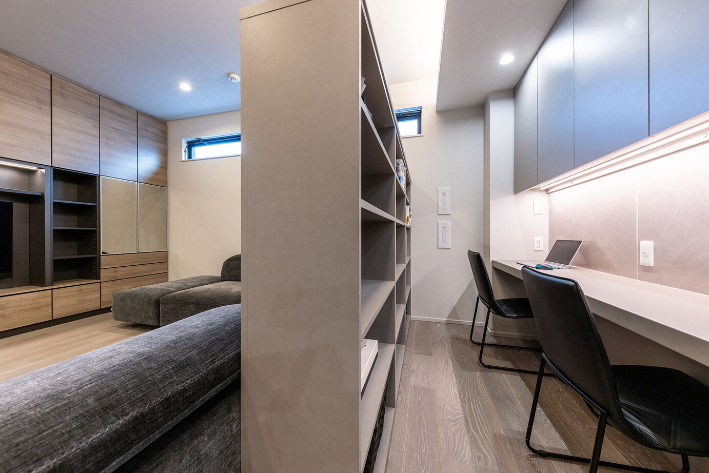 三菱地所ホーム 光、影の空間演出。技術と美が魅了する、都市の屋上付き3階建てのガレージ付き邸宅の建築実例画像6