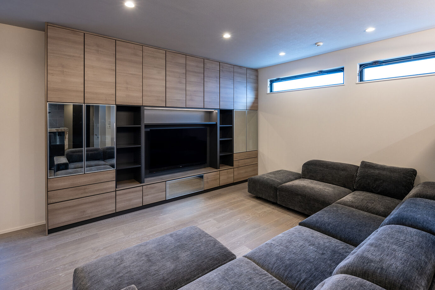 三菱地所ホーム 光、影の空間演出。技術と美が魅了する、都市の屋上付き3階建てのガレージ付き邸宅の建築実例画像7