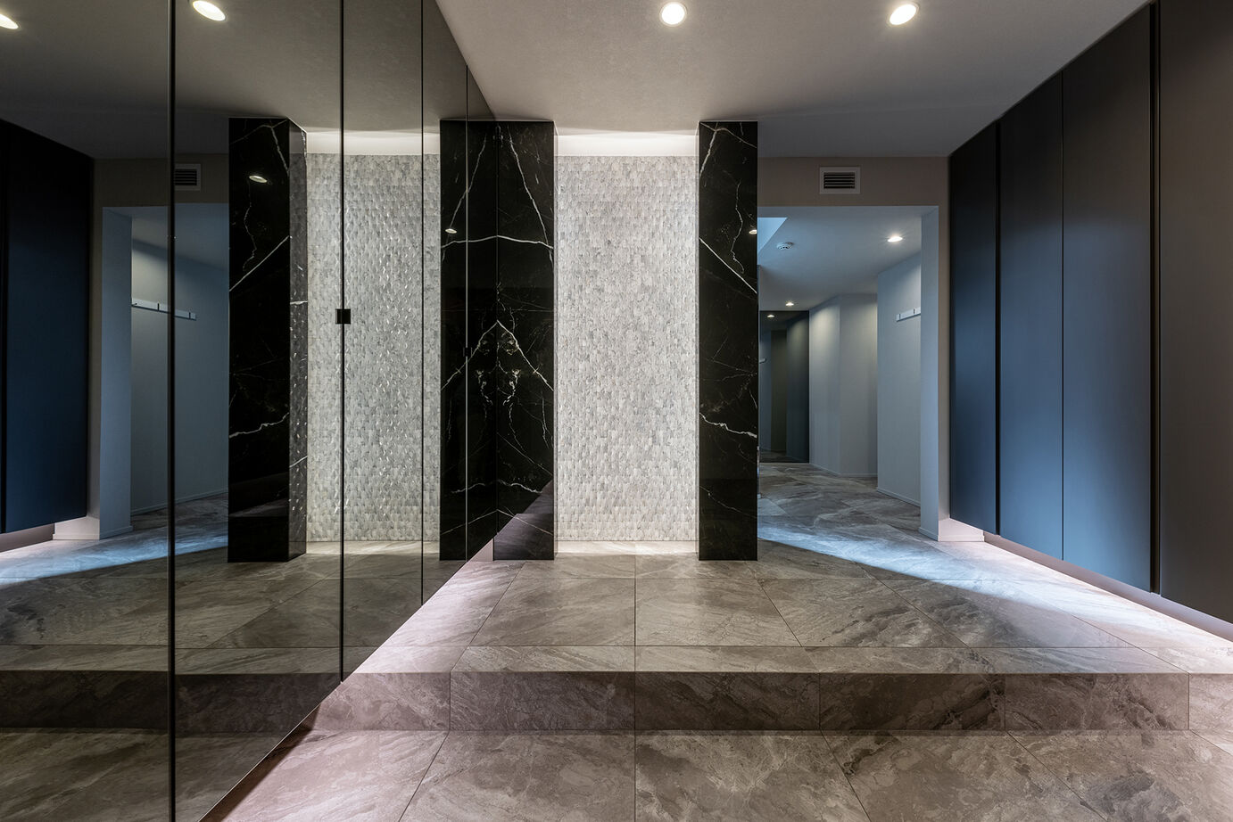 三菱地所ホーム 光、影の空間演出。技術と美が魅了する、都市の屋上付き3階建てのガレージ付き邸宅の建築実例画像9