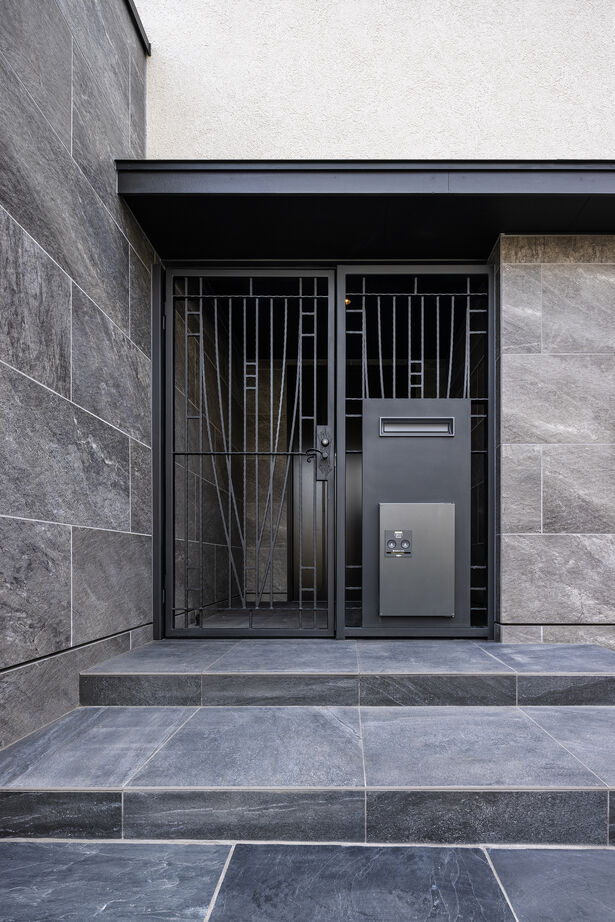 三菱地所ホーム 光、影の空間演出。技術と美が魅了する、都市の屋上付き3階建てのガレージ付き邸宅の建築実例画像10