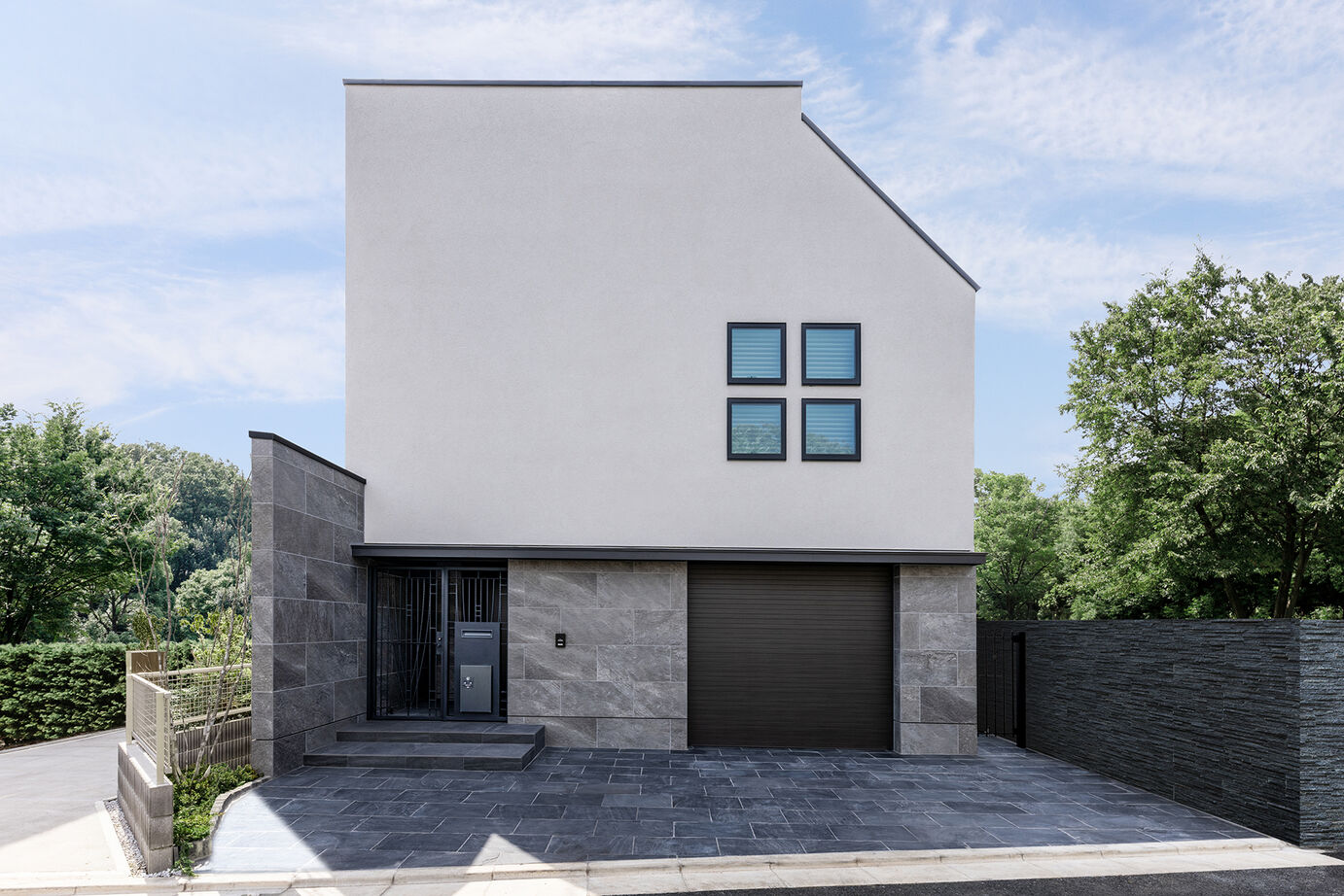 三菱地所ホーム 光、影の空間演出。技術と美が魅了する、都市の屋上付き3階建てのガレージ付き邸宅の建築実例画像11