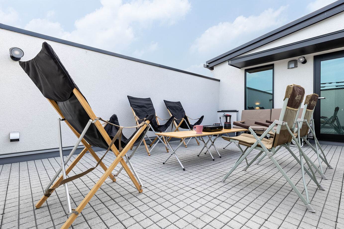 三菱地所ホーム 光、影の空間演出。技術と美が魅了する、都市の屋上付き3階建てのガレージ付き邸宅の建築実例画像13