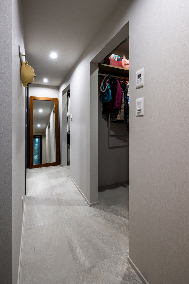 三菱地所ホーム 光、影の空間演出。技術と美が魅了する、都市の屋上付き3階建てのガレージ付き邸宅の建築実例画像15