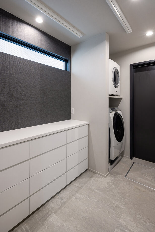 三菱地所ホーム 光、影の空間演出。技術と美が魅了する、都市の屋上付き3階建てのガレージ付き邸宅の建築実例画像17