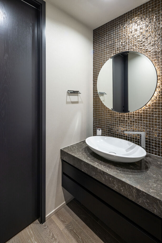 三菱地所ホーム 光、影の空間演出。技術と美が魅了する、都市の屋上付き3階建てのガレージ付き邸宅の建築実例画像19