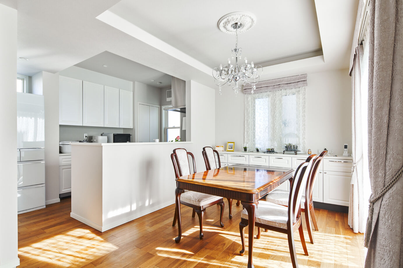 三菱地所ホーム ラグジュアリーホテルのような心地よさ。クラシカルでエレガントな邸宅の建築実例画像3