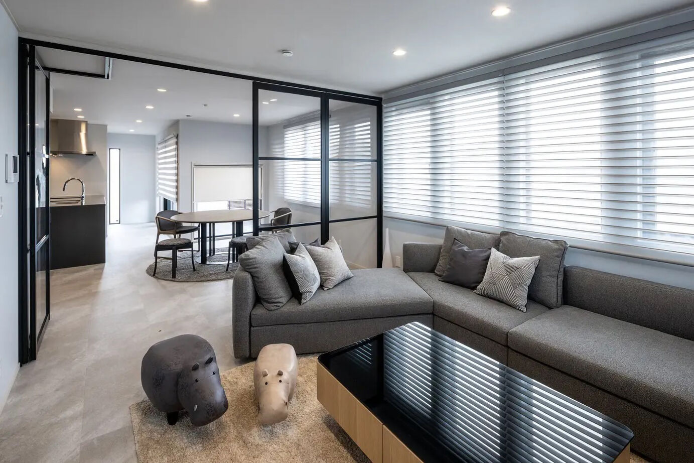 三菱地所ホーム 街の中で存在感を放つフォルム。家族と愛犬が心地よく住まう、3階建ての都市邸宅の建築実例画像2