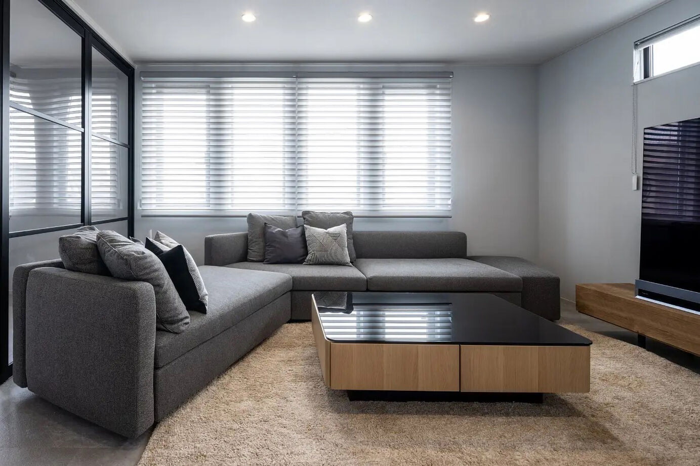 三菱地所ホーム 街の中で存在感を放つフォルム。家族と愛犬が心地よく住まう、3階建ての都市邸宅の建築実例画像4