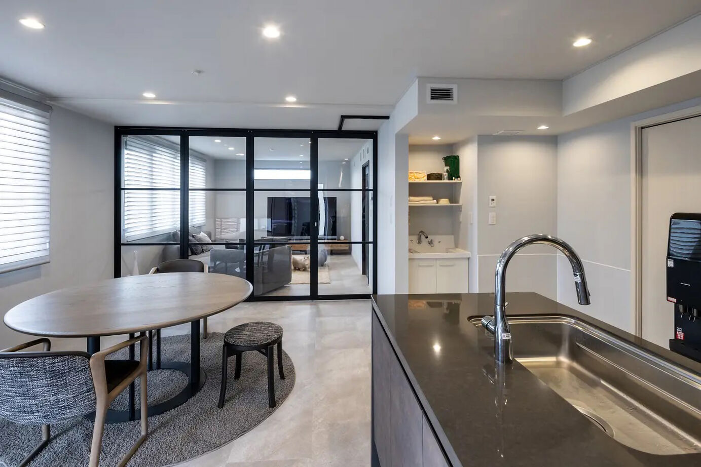 三菱地所ホーム 街の中で存在感を放つフォルム。家族と愛犬が心地よく住まう、3階建ての都市邸宅の建築実例画像5