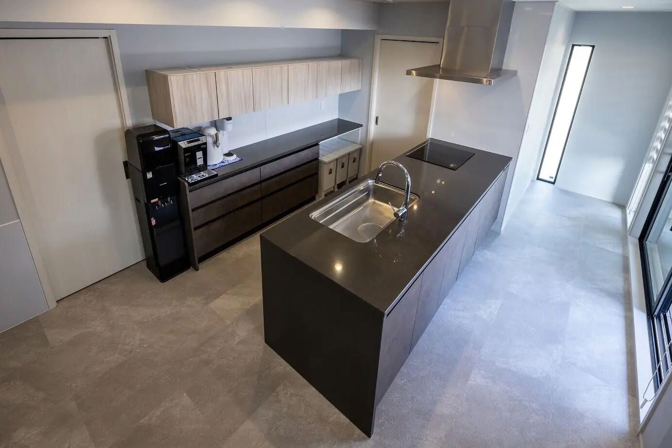 三菱地所ホーム 街の中で存在感を放つフォルム。家族と愛犬が心地よく住まう、3階建ての都市邸宅の建築実例画像6