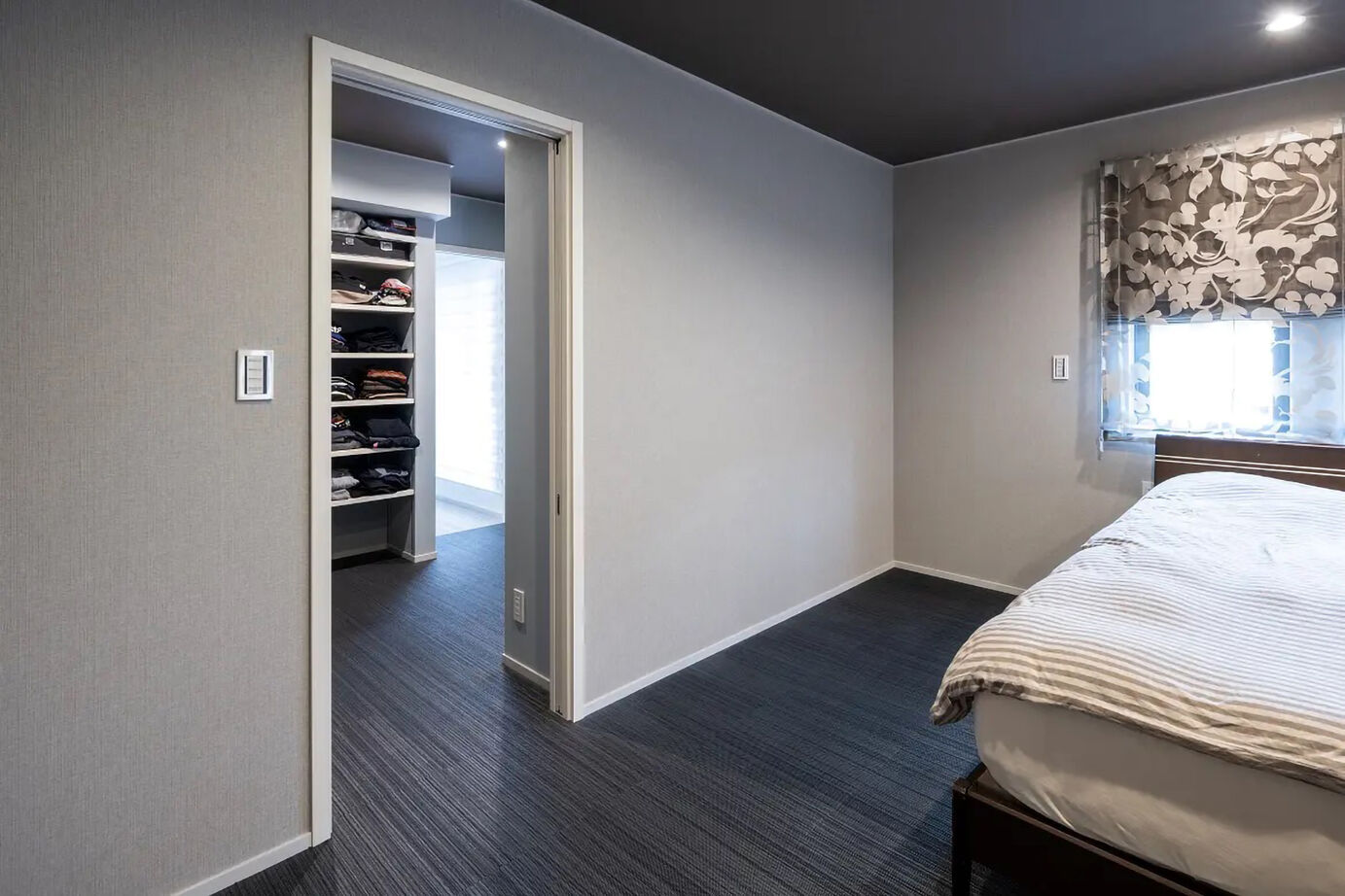 三菱地所ホーム 街の中で存在感を放つフォルム。家族と愛犬が心地よく住まう、3階建ての都市邸宅の建築実例画像8