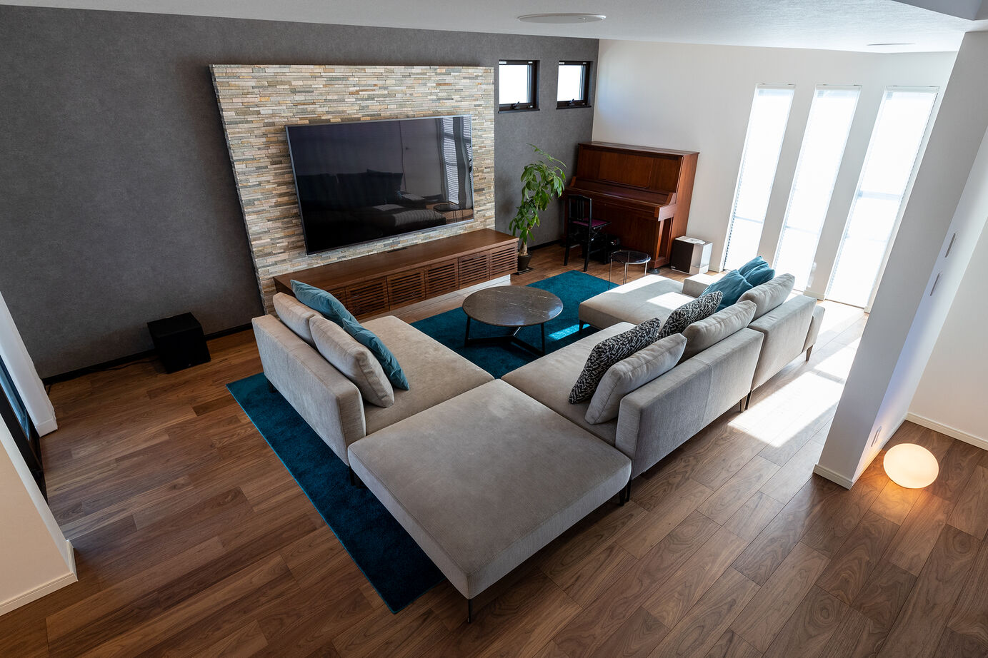 三菱地所ホーム 内と外、地下と地上、モダンと伝統。つながる心地よさが家族を笑顔にする3層の家の建築実例画像2