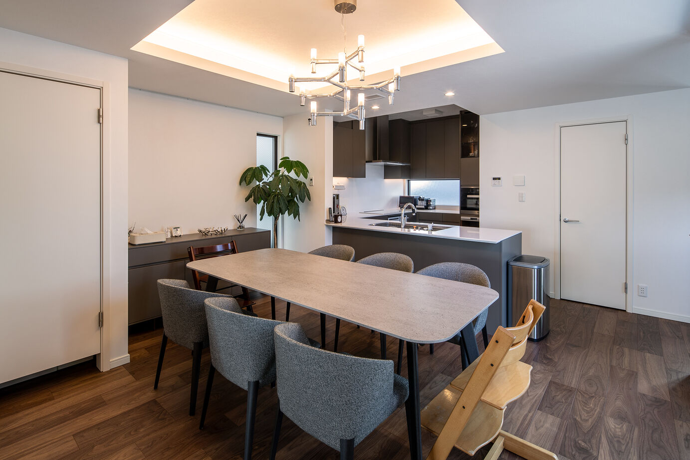 三菱地所ホーム 内と外、地下と地上、モダンと伝統。つながる心地よさが家族を笑顔にする3層の家の建築実例画像4