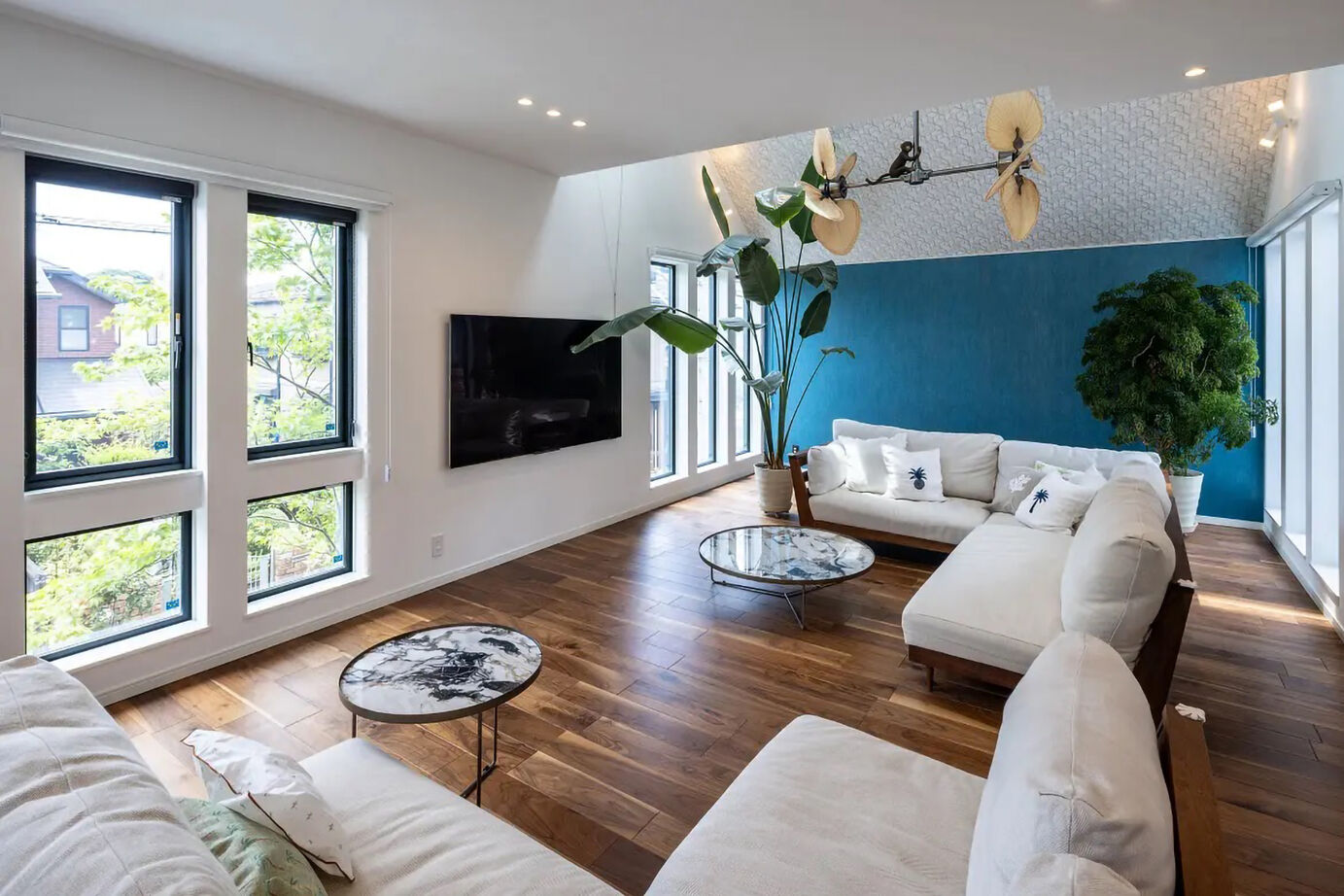 三菱地所ホーム 色鮮やかな空間が都市の喧騒を忘れさせる、リゾートフルな3階建てのガレージ付き邸宅の建築実例画像2