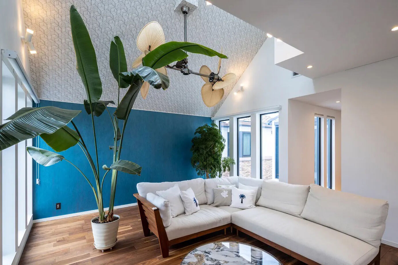 三菱地所ホーム 色鮮やかな空間が都市の喧騒を忘れさせる、リゾートフルな3階建てのガレージ付き邸宅の建築実例画像3