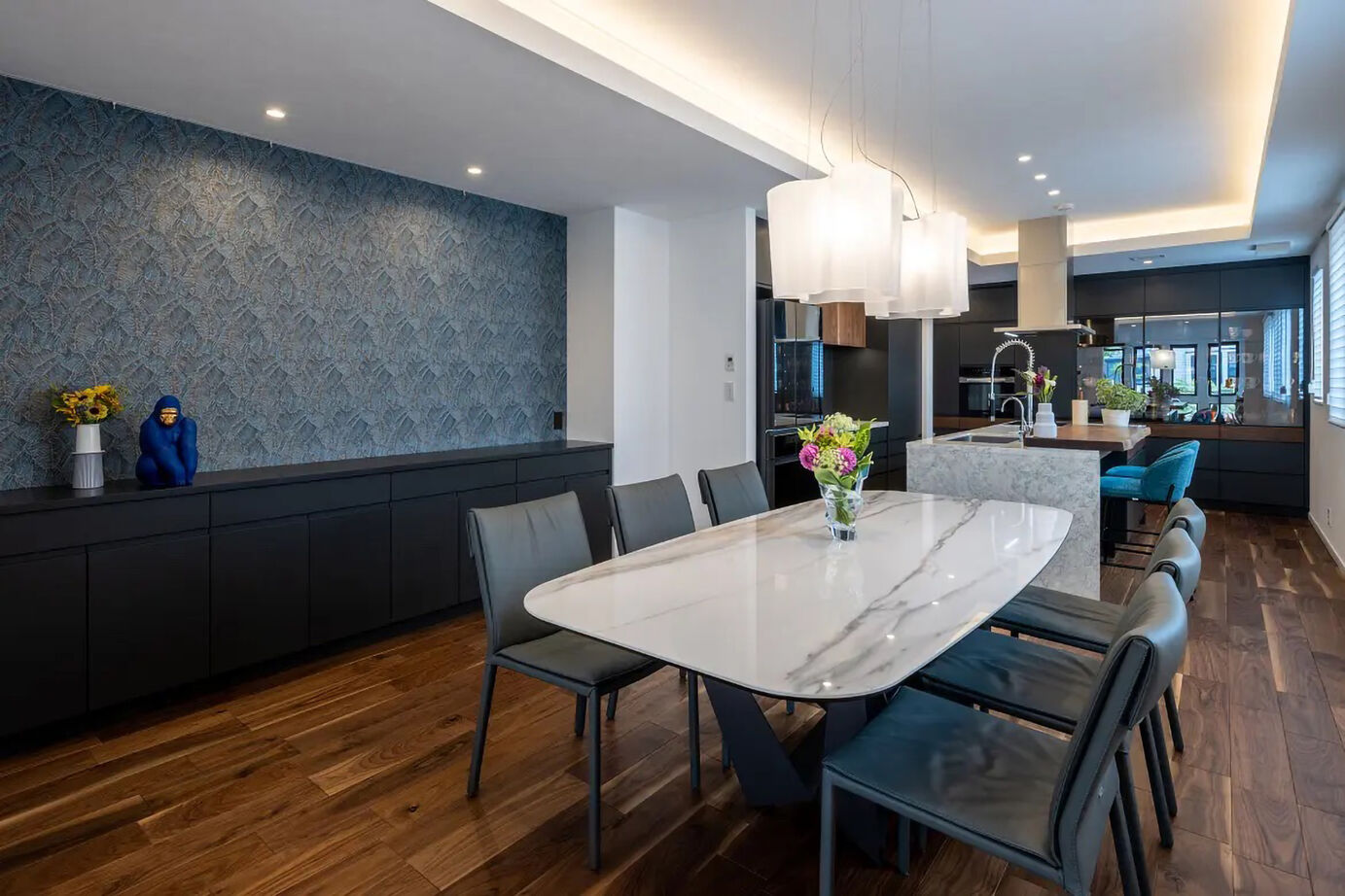 三菱地所ホーム 色鮮やかな空間が都市の喧騒を忘れさせる、リゾートフルな3階建てのガレージ付き邸宅の建築実例画像4