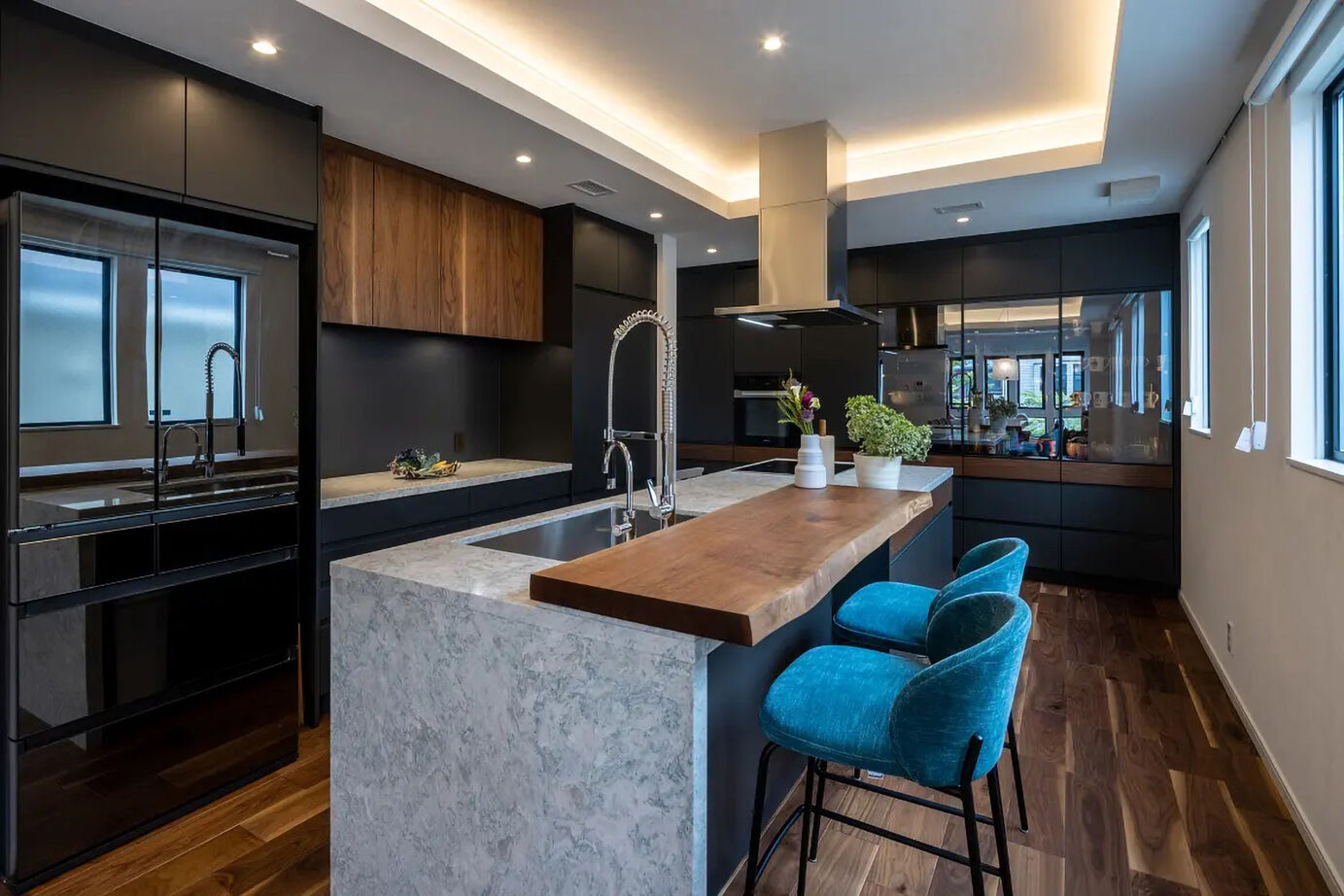 三菱地所ホーム 色鮮やかな空間が都市の喧騒を忘れさせる、リゾートフルな3階建てのガレージ付き邸宅の建築実例画像5