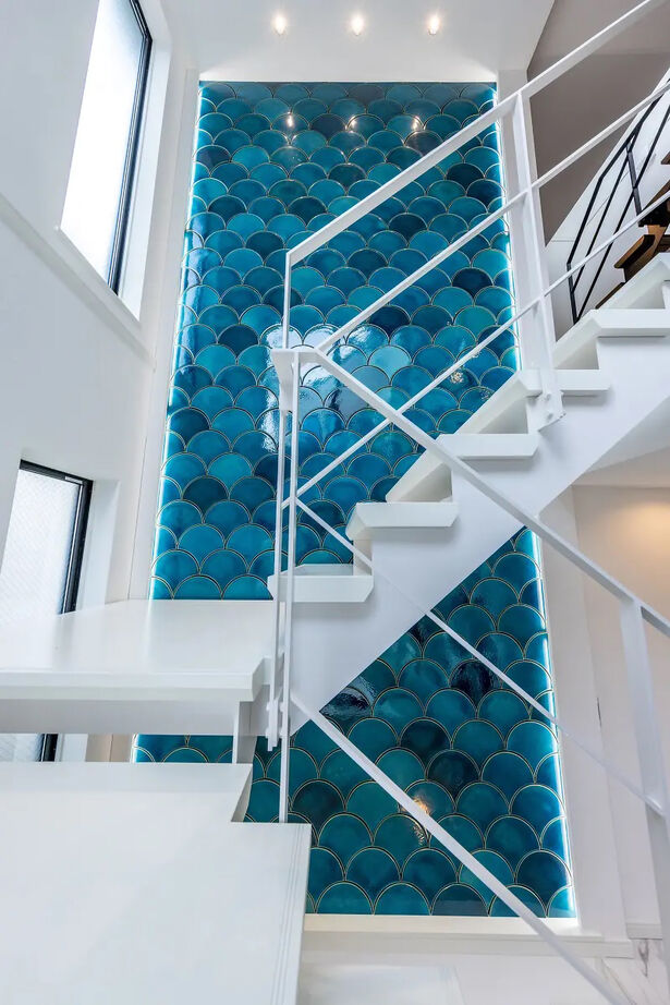 三菱地所ホーム 色鮮やかな空間が都市の喧騒を忘れさせる、リゾートフルな3階建てのガレージ付き邸宅の建築実例画像6