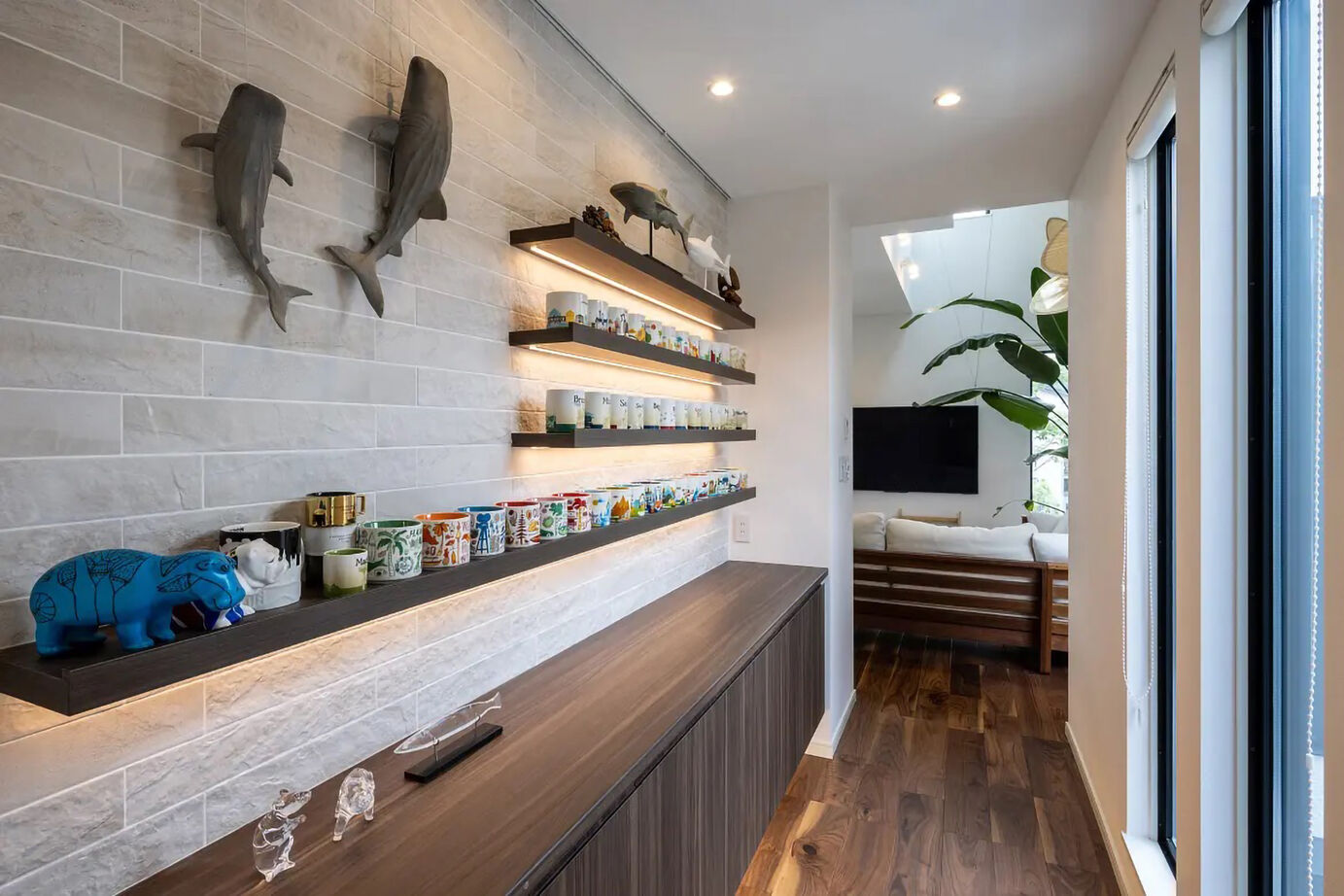 三菱地所ホーム 色鮮やかな空間が都市の喧騒を忘れさせる、リゾートフルな3階建てのガレージ付き邸宅の建築実例画像7