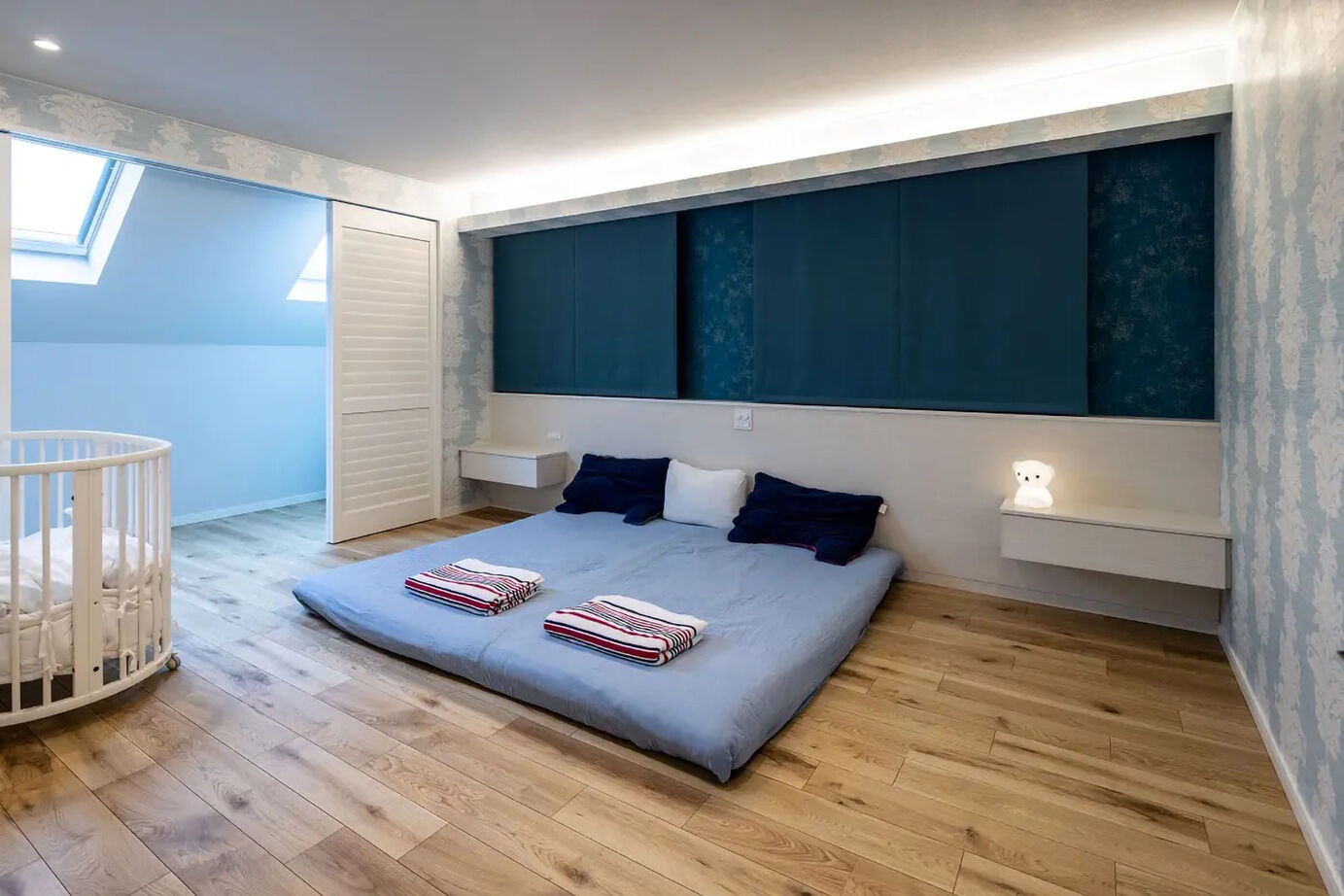 三菱地所ホーム 色鮮やかな空間が都市の喧騒を忘れさせる、リゾートフルな3階建てのガレージ付き邸宅の建築実例画像8