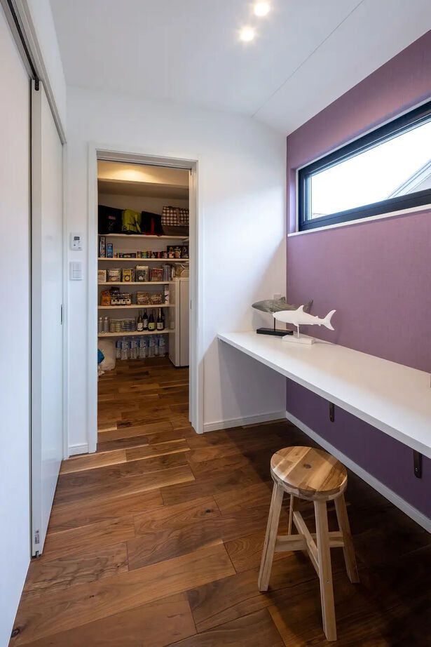 三菱地所ホーム 色鮮やかな空間が都市の喧騒を忘れさせる、リゾートフルな3階建てのガレージ付き邸宅の建築実例画像10